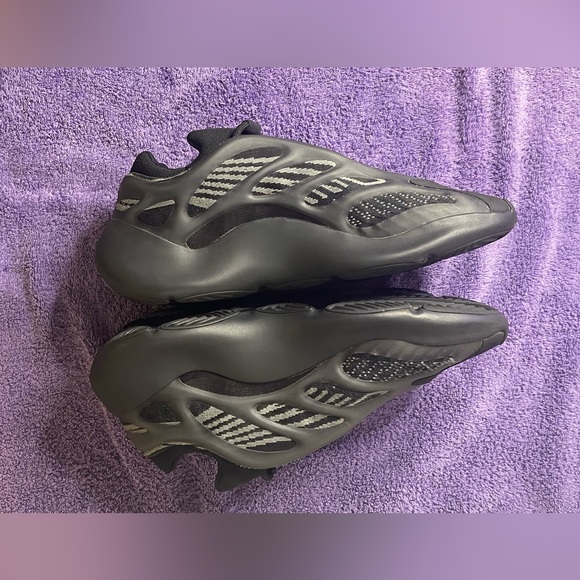YEEZY 700 V3 'Dark Glow' Size 12 - Picture 6 of 7